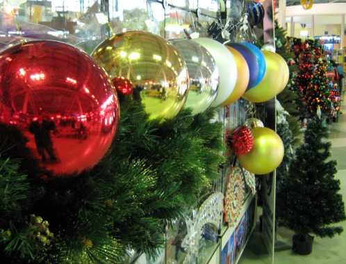 В магазинах предложат широкий ассортимент праздничных товаров